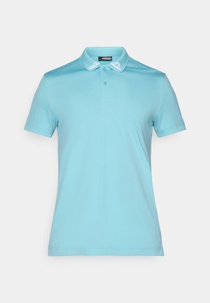 Himmelblaues Polohemd aus glattem Stoff. Mit einem kontrastierenden weißen Kragen mit Streifen und einer Knopfleiste mit zwei Knöpfen. Kurzärmlig.