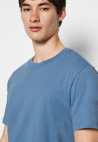 Weekday RELAXED - T-shirt básica - blue