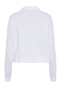 Weißer, kurz geschnittener Pullover, strickstruktur, lange Ärmel, offener Kragen und lockere Passform. Nahtdetails an den Ärmeln und dem Saum.