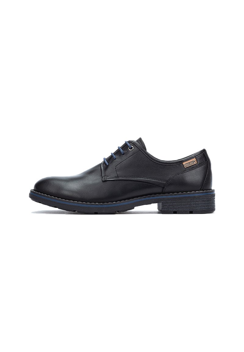 Chaussure habillée en cuir noir avec un bout rond, lacets bleus, semelle noire texturée et une petite étiquette de marque sur le côté.
