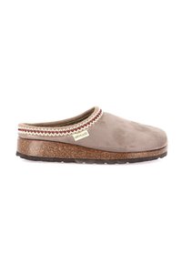 Zoccoli in suede grigio con suola in sughero texturizzata, caratterizzati da un bordo decorativo intrecciato in rosso e beige lungo il margine superiore. Design piatto.
