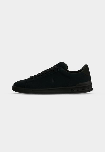 Μαύρο χαμηλό sneaker με κορδόνια, υφασμάτινο επάνω μέρος με υφή και ανάγλυφο λογότυπο Polo στο πλάι και στη σόλα, απεικονίζεται σε πλάγια όψη με λευκό φόντο.