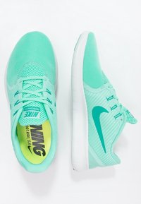 Scarpe da corsa Nike di colore turchese chiaro con tomaia in rete, design texturizzato, punta rotonda e suola bianca caratterizzata da linee curve. Interno di un giallo brillante.