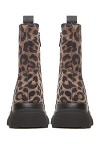 Stivaletti alla caviglia con stampa leopardata, finitura in suede strutturato, suola in gomma nera e zip posteriori per una facile vestibilità. Presentano anche linguette superiori.