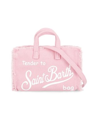 Piccola borsa rettangolare in tessuto rosa con manici corti, tracolla, bordi sfrangiati e scritta bianca "Tender to Saint Barth bag" sul davanti.