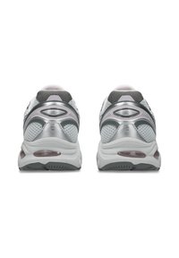 Idrottsskor med överdel i silver och grått mesh, reflexdetaljer, vadderad krage och dämpad sula med en lila luftkudde.