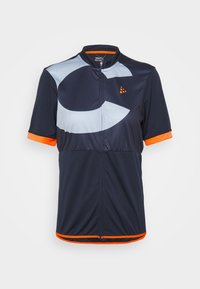 Cyklistický dres s krátkým rukávem v námořnické modři s světle modrými akcenty a oranžovým lemováním. Obsahuje přední zip a velký grafický design.