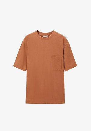 Katoenen t-shirt in roestoranje, met korte mouwen en een ronde halslijn. Bevat een enkele borstzak voor extra detail.