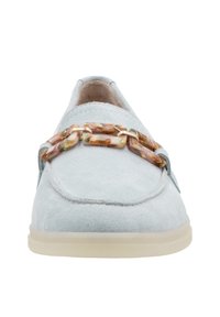Hellblaue Wildleder-Loafer mit einer dekorativen mehrfarbigen Kette über dem Spann, mit einer cremefarbenen Gummisohle und runder Zehenform.