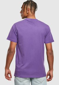 Mister Tee PRAY - Print T-shirt - ultraviolet
