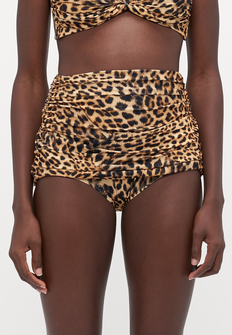 Dierenprint bikini set met een gerimpeld ontwerp in een beige en zwart kleurenschema. Materiaal lijkt soepel met een lichte glans.