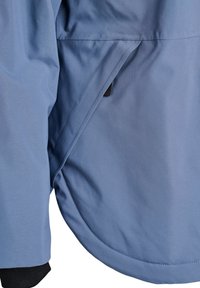 Šviesiai mėlynas vandeniui atsparus švarkas su išlenktu pašalu, subtiliu tekstūru ir reguliuojamais juodais rankogaliais; turi užtrauktuką ir paslėptą šoną kišenę.