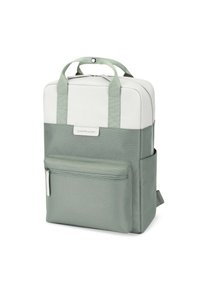 Mochila verde claro con un diseño estructurado, que cuenta con dos asas, un bolsillo frontal con cremallera y una sección superior blanca en contraste.