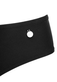 Top bandeau negro hecho de tejido suave, con un sutil detalle de logo brillante en plata. Tiene un diseño sin costuras y bordes curvados.