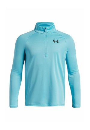 Svetlomodrý atletický top s dlhým rukávom, štvrťovým zipsom a čiernym logom Under Armour na ľavej strane hrude.