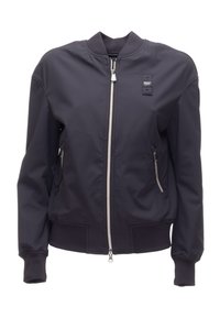 Blouson aviateur noir avec fermeture éclair argentée à l'avant, poches latérales zippées, poignets et base côtelés, et un petit patch logo rectangulaire sur la poitrine.