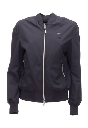 Schwarze Bomberjacke mit silbernem Reißverschluss vorne, seitlichen Reißverschlusstaschen, gerippten Bündchen und Saum sowie einem kleinen rechteckigen Logoaufnäher auf der Brust.