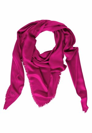 Felle roze driehoekige sjaal met rafelige randen en een klein rechthoekig label op één punt, in losse plooien gelegd op een witte achtergrond.