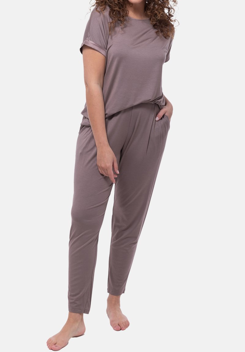 Set di abbigliamento informale grigio composto da una maglietta a maniche corte e pantaloni affusolati. Il tessuto è morbido e leggero, con tasche laterali sui pantaloni.