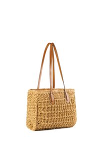 Brązowa torba z plecionej słomy z dwoma skórzanymi uchwytami, prostokątny kształt, otwarty górny brzeg i szczegółowa tekstura z plecionki.