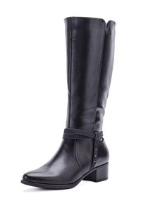 Bota negra hasta la rodilla hecha de cuero suave, con punta afilada y un pequeño tacón cuadrado. Incluye una correa decorativa y un acento metálico.