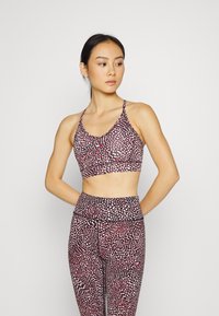 Tommy Hilfiger LIGHT INTENSITY  STRAP BRA - Sutiã desportivo de suporte ligeiro - black