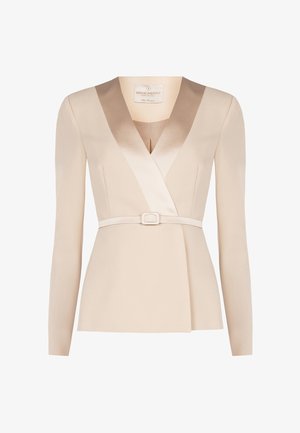 Blazer beige a maniche lunghe con rever in raso e una cintura sottile abbinata con una piccola fibbia in vita.