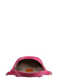 Felroze leren crossbody tas met gouden ringen, open ritssluiting die een beige interieur onthult en een klein lederen label binnenin.