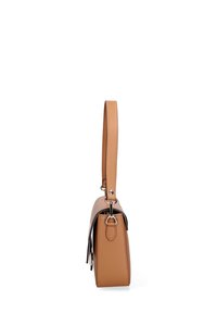 Borsa in pelle color tan con forma strutturata e una sola tracolla. Presenta accessori in argento e accenti neri a contrasto.