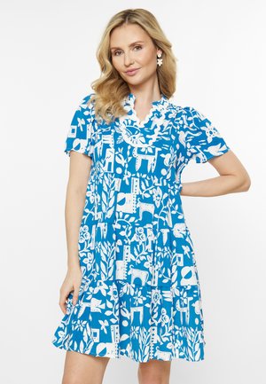 Blauwe jurk met witte dieren- en bloemenmotieven; gelaagd ontwerp, korte mouwen, scalloped halslijn, lichtgewicht stof.