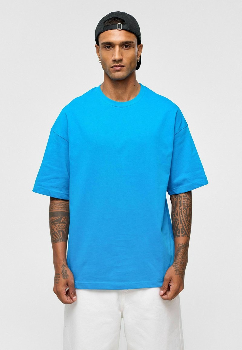 Blauwe katoenen t-shirt met een losse fit en korte mouwen. Het ontwerp heeft een ronde hals en een gladde textuur.