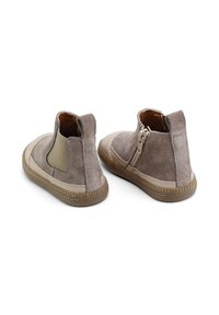 Botas de tobillo de ante topo con cierre de cremallera, paneles laterales elásticos y suela de goma con un borde texturizado. Detalle de superficie suave y lisa.