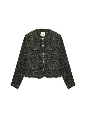 Chaqueta de tweed negra y gris con diseño recortado, que presenta cuatro bolsillos delanteros, cinco botones redondos y bordes deshilachados.