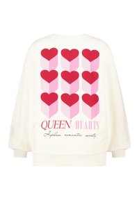 Witte sweatshirt met een patroon van negen rode en roze 3D-harten en de tekst "Queen of Hearts Hopeless romantic society" op de achterkant.