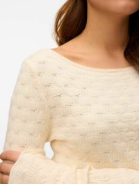 Maglione di colore crema in maglia con un motivo testurizzato, scollatura tonda e maniche a campana. Tessuto leggero e dettagli intricati.