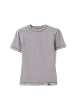 Camiseta lisa de algodón de manga corta en gris claro con cuello redondo y costuras visibles en las mangas y el dobladillo, mostrada sobre fondo blanco.