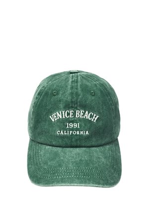 Zielona czapka z daszkiem z białym wyhaftowanym tekstem "Venice Beach 1991 California" z przodu, przedstawiona na białym tle.