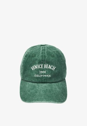 Zielona czapka z daszkiem z białym wyhaftowanym tekstem "Venice Beach 1991 California" z przodu, przedstawiona na białym tle.
