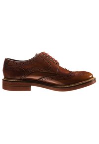 Chaussure oxford en cuir brun avec des détails en brogue, bout arrondi et lacets rouges contrastants. Présente une finition lisse et une semelle plate.