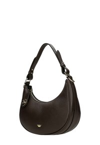 Bruine leren schoudertas met een halve maanvorm, een textuurrijke afwerking, zilveren beslag en een ritssluiting. Voorzien van gebogen naden en een logo detail.