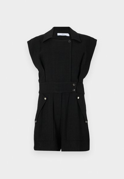 Juodas lininis romperis su struktūriniu apykakle, trumpomis rankovėmis ir diržu ant liemens. Yra dvi priekinės kišenės ir sidabriniai mygtukų apdailos akcentai.