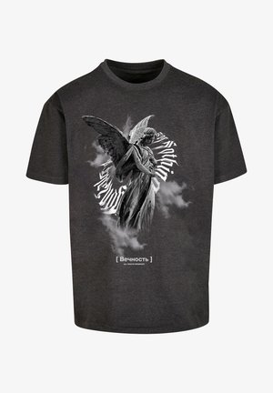 Sort bomuld T-shirt med et gråt engelgrafik med vinger og detaljerede træk, omgivet af skymønstre og tekst i hvid.