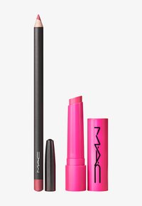 MAC lip liner i sort med pink accenter, parret med en livlig pink læbestift. Glat mat tekstur, spids spids og twist-up mekanisme.