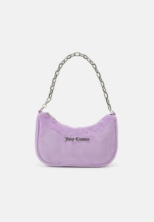 Sac à main en daim lilas avec une bandoulière chaîne argentée et le logo Juicy Couture en lettres argentées sur le devant, fermeture zippée en haut.