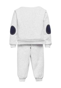 Conjunto de sudadera en gris claro para niño pequeño, con parches en las elbows en azul marino, puños acanalados en las mangas y en las piernas del pantalón, y un escote de tipo crew.