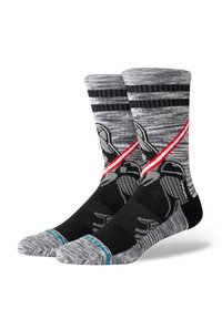 Calcetines de color negro y gris con un diseño gráfico, puño a rayas y un acento azul cerca de la punta. Constridos para la comodidad y la durabilidad.