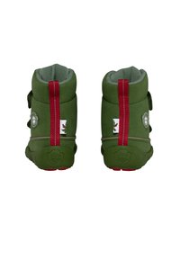 Grüne Stiefel mit Wildlederfinish, ausgestattet mit roten Stoffakzenten, einem Logopatch und einer strukturierten Gummisohle. Entworfen mit hohem Knöchelunterstützung.