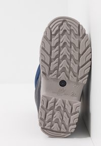 Semelle en caoutchouc grise avec motif de bande de roulement texturé, comprenant une section supérieure bleue. Affiche les tailles 27 et 28 sur le côté.