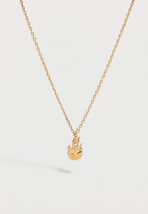 Złoty naszyjnik łańcuszek z małym wisiorkiem w kształcie płomienia na jednolitym białym tle.