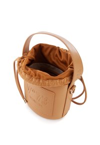 Sac seau en cuir tan avec un haut en tissu froncé, détail de logo embossé, et une bandoulière unique. Doublure intérieure douce.